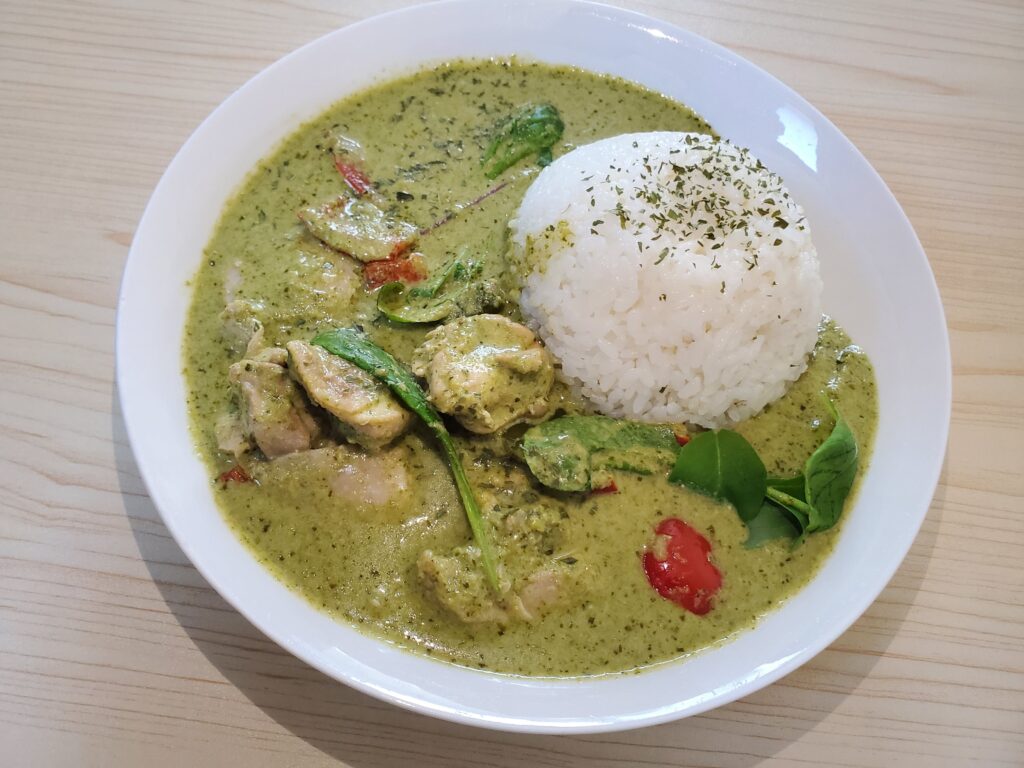 たっぷりベビーリーフとまろやか和風グリーンカレー